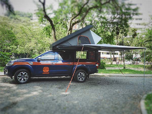 The Renault Alaskan has a 270° sunblind on the tent