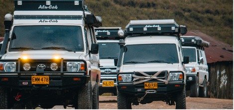 Flota de Land Cruiser 78 con carpa de techo, lista para salir