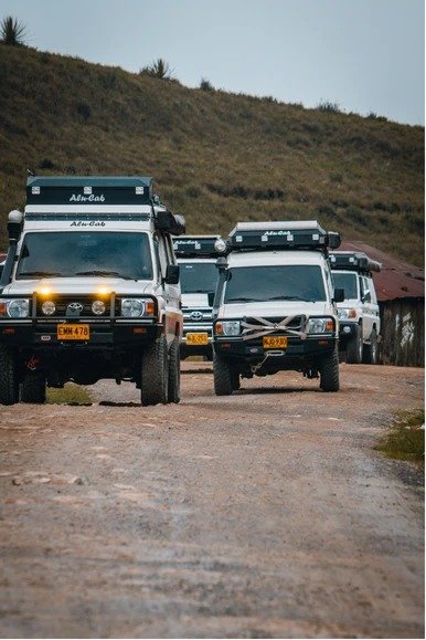 Land Cruiser 78 avanzando juntos por un camino de tierra en el páramo