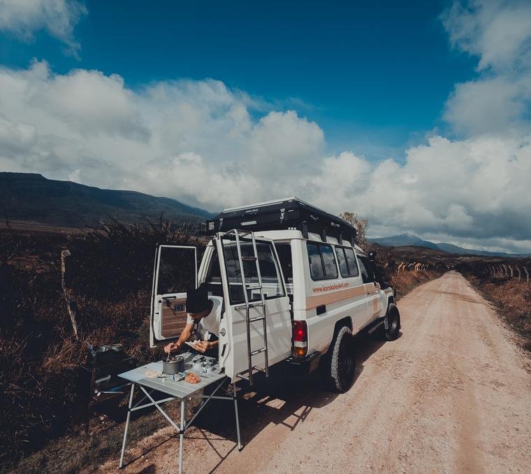 Land Cruiser op de piste naar Chingaza, met het kamp opgezet