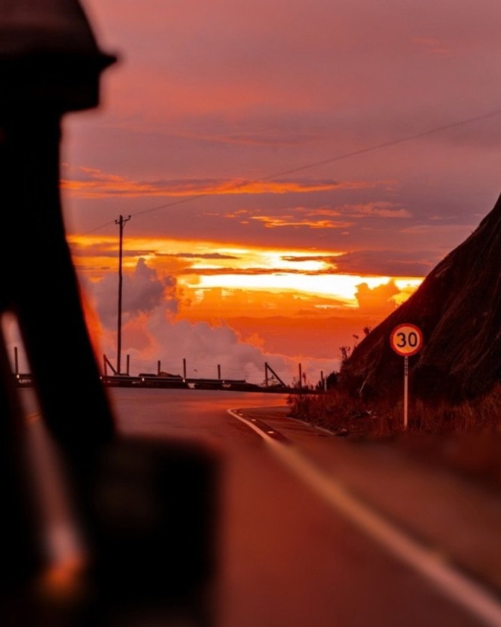 Atardecer sobre la carretera